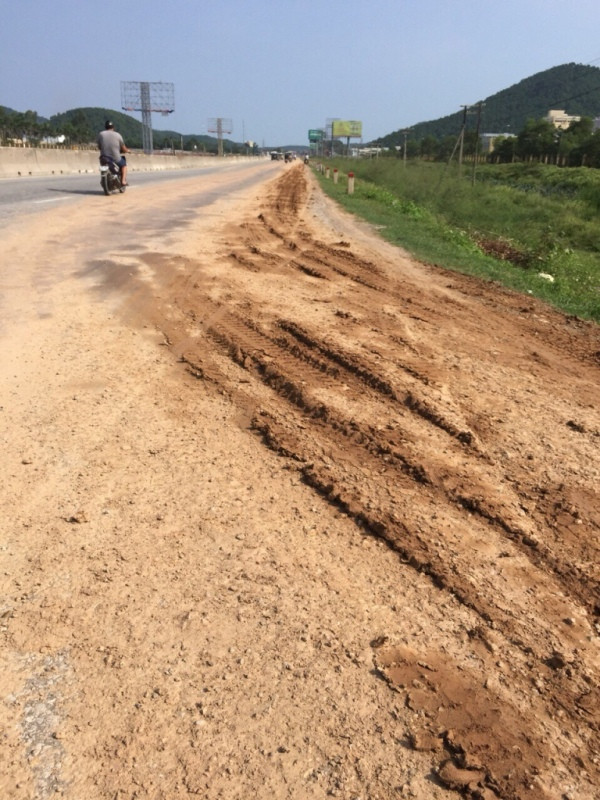 Quốc lộ 1A qua Nghệ An lầy lội bùn đất như đường làng ảnh 2