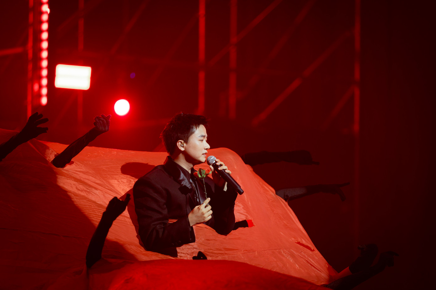 Bùi Công Nam được gọi là "quái vật âm nhạc" do có nhiều thế mạnh chuyên môn trong chương trình Anh trai vượt ngàn chông gai. Ảnh: BTC