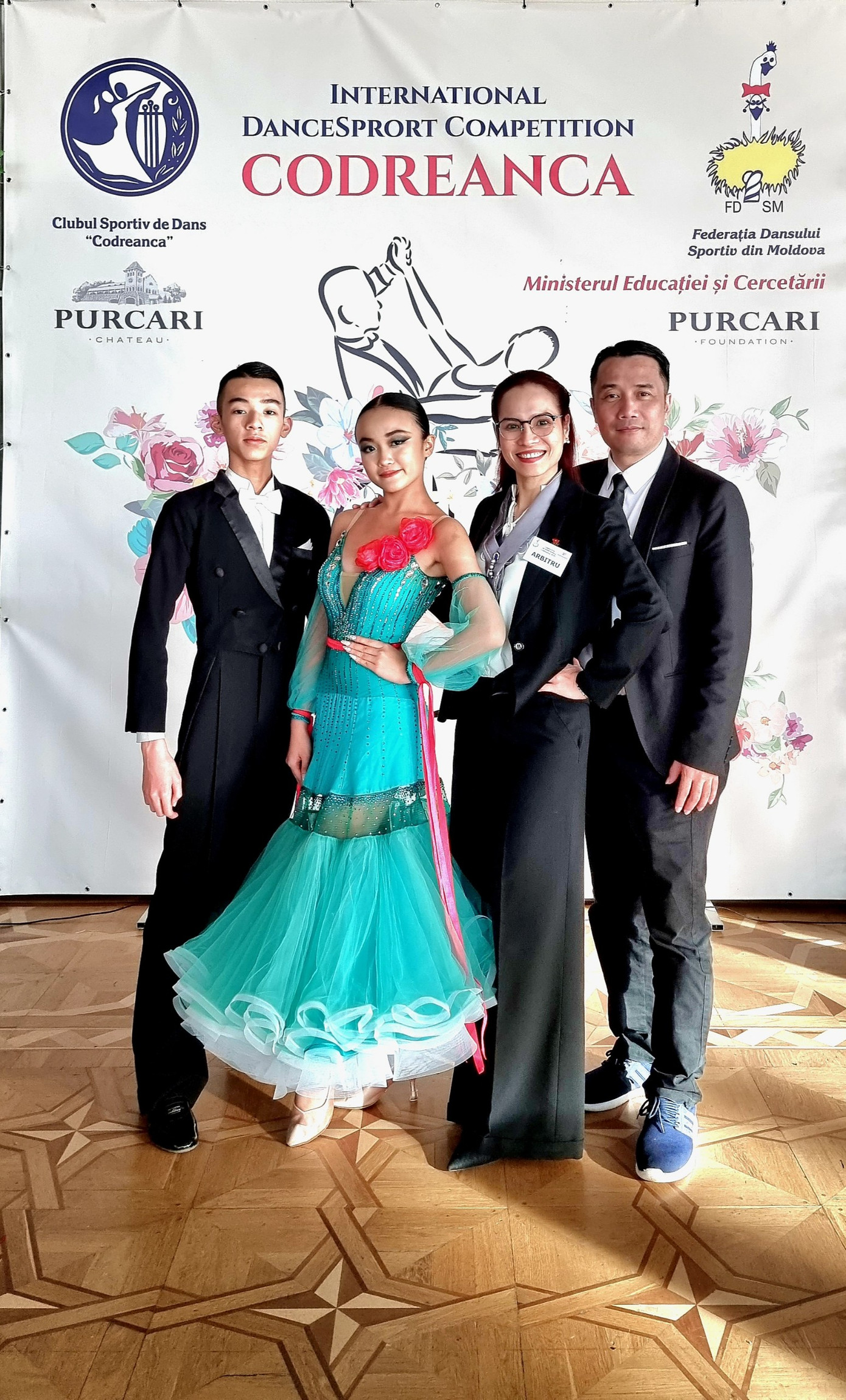 Cặp VĐV Gia Bảo và Châu Anh cùng thầy cô Hồng Việt - Thu Trang tại một giải đấu quốc tế.