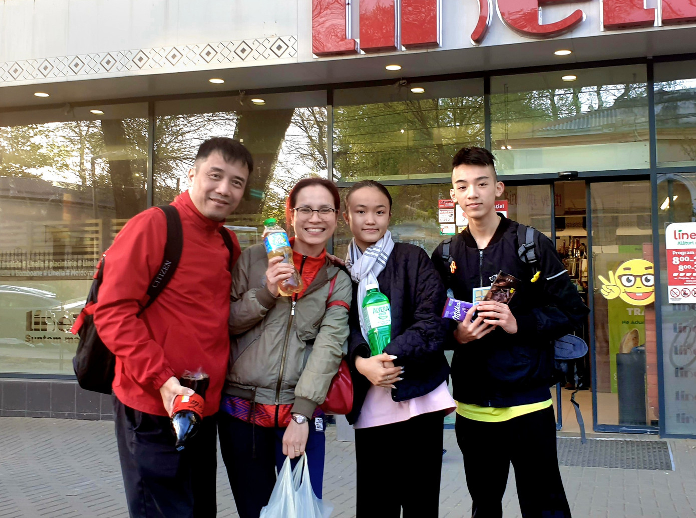 Thầy cô Hồng Việt - Thu Trang luôn sát cánh cùng học trò trên chặng đường chinh phục các giải đấu quốc tế. Ảnh: NVCC.