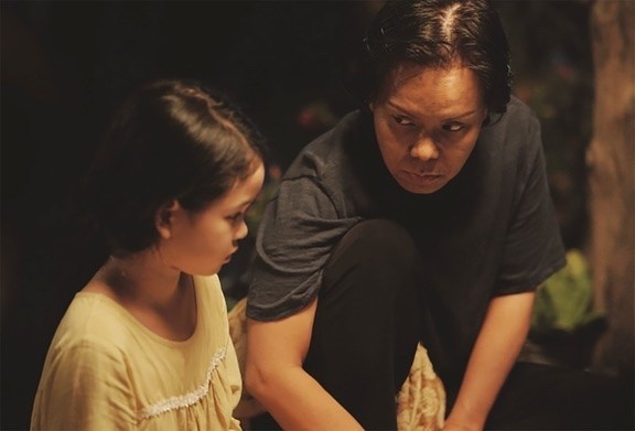 Vai trò làm mẹ của dì Lệ khá mờ nhạt trong phim. Vai trò làm mẹ của dì Lệ khá mờ nhạt trong phim.