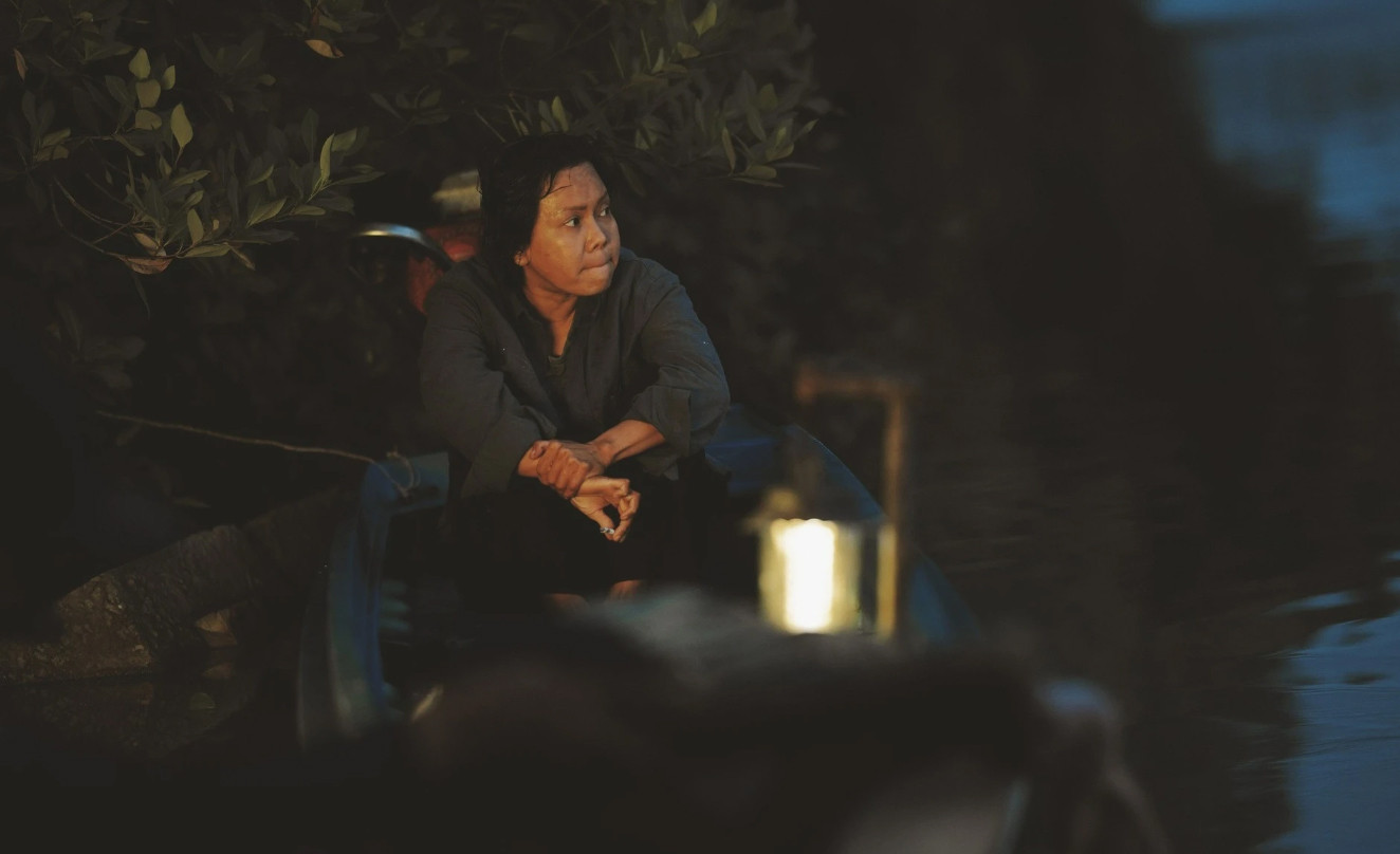 Việt Hương thể hiện vẻ nam tính bằng cách đốt thuốc rê liên tục trong phim. Việt Hương thể hiện vẻ nam tính bằng cách đốt thuốc rê liên tục trong phim.