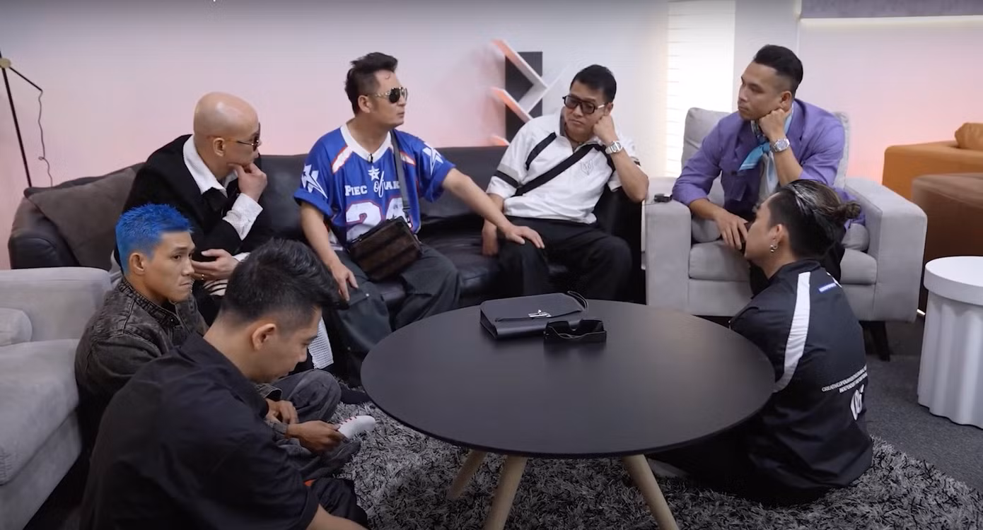 Bằng Kiều có cần thiết phải nói thay cho Hồng Sơn khi Hồng Sơn đang ngồi ngay đấy? Bằng Kiều có cần thiết phải nói thay cho Hồng Sơn khi Hồng Sơn đang ngồi ngay đấy?
