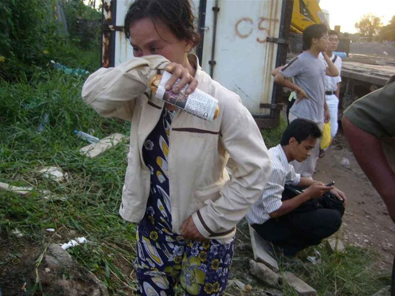 Chị Nguyễn Thị Sang (Ấp Mỹ Hưng, Xã Mỹ Hòa, Bình Minh, Vĩnh Long) có chồng là anh Nguyễn Văn Sáu vẫn đang bị kẹt trong đống đổ nát. Ảnh : Hữu Quang Chị Nguyễn Thị Sang (Ấp Mỹ Hưng, Xã Mỹ Hòa, Bình Minh, Vĩnh Long) có chồng là anh Nguyễn Văn Sáu vẫn đang bị kẹt trong đống đổ nát. Ảnh : Hữu Quang