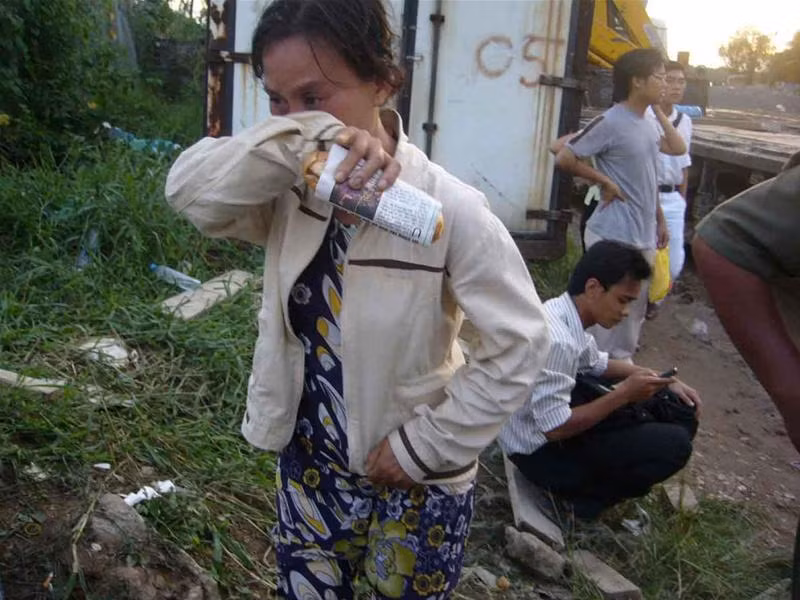 Chị Nguyễn Thị Sang (Ấp Mỹ Hưng, Xã Mỹ Hòa, Bình Minh, Vĩnh Long) có chồng là anh Nguyễn Văn Sáu vẫn đang bị kẹt trong đống đổ nát. Ảnh : Hữu Quang