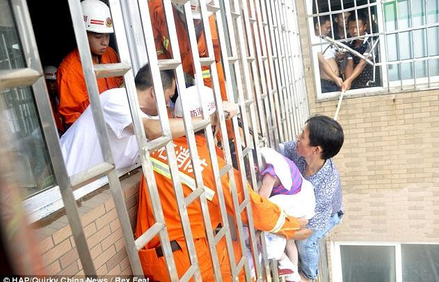 Lực lượng cứu hộ cùng người dân xung quanh đã cùng nhau giải cứu em bé