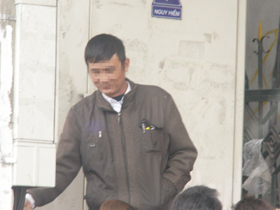 Một cò dân làm hộ chiếu quen mặt. Ảnh chụp sáng 31-3-2011 Ảnh: N.Q