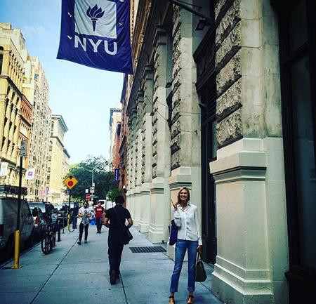 Cựu thiên thần nội y lo lắng trong ngày đầu 'cắp sách' đi học ảnh 1