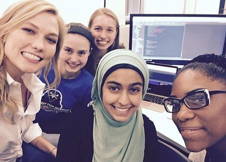 Cựu thiên thần nội y lo lắng trong ngày đầu 'cắp sách' đi học ảnh 3