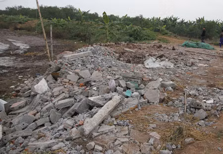 Hai ngôi nhà của gia đình ông Vươn bị đập phá