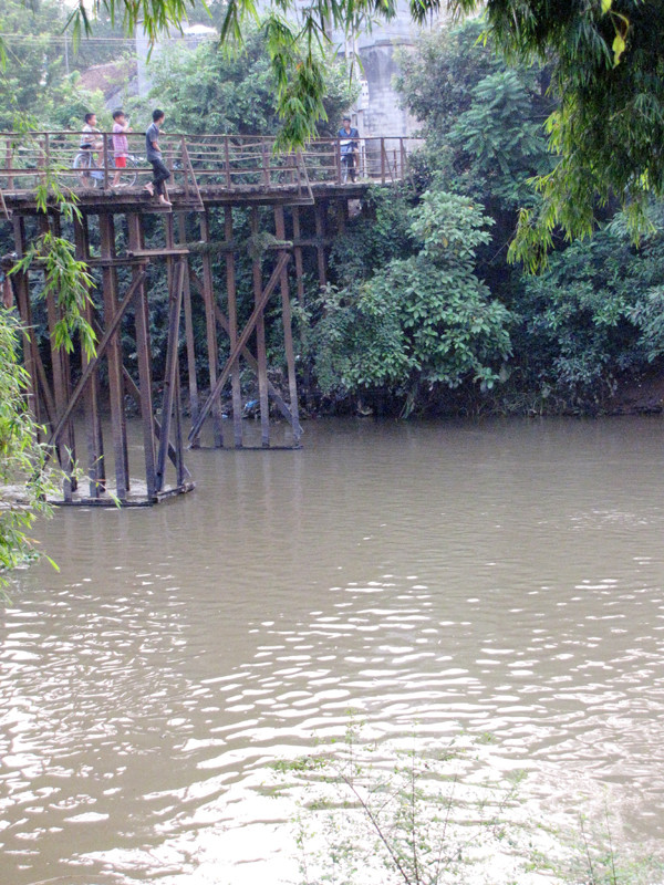 Nhiều em còn ra giữa thành cầu để nhảy