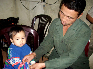 Hai cha con anh Lường Hữu Thành. Anh Thành đã bế con bơi ngược dòng 1km. Ảnh: NLĐ Hai cha con anh Lường Hữu Thành. Anh Thành đã bế con bơi ngược dòng 1km