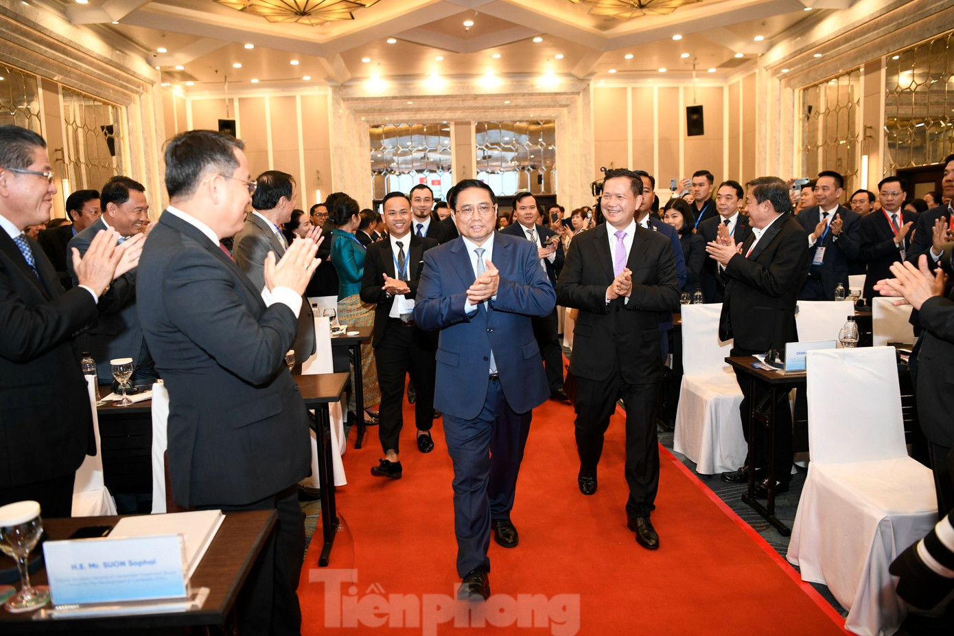 Thủ tướng Phạm Minh Chính và Thủ tướng Campuchia Hun Manet đến dự Diễn đàn Xúc tiến đầu tư và thương mại Việt Nam – Campuchia. (Ảnh: Như Ý)