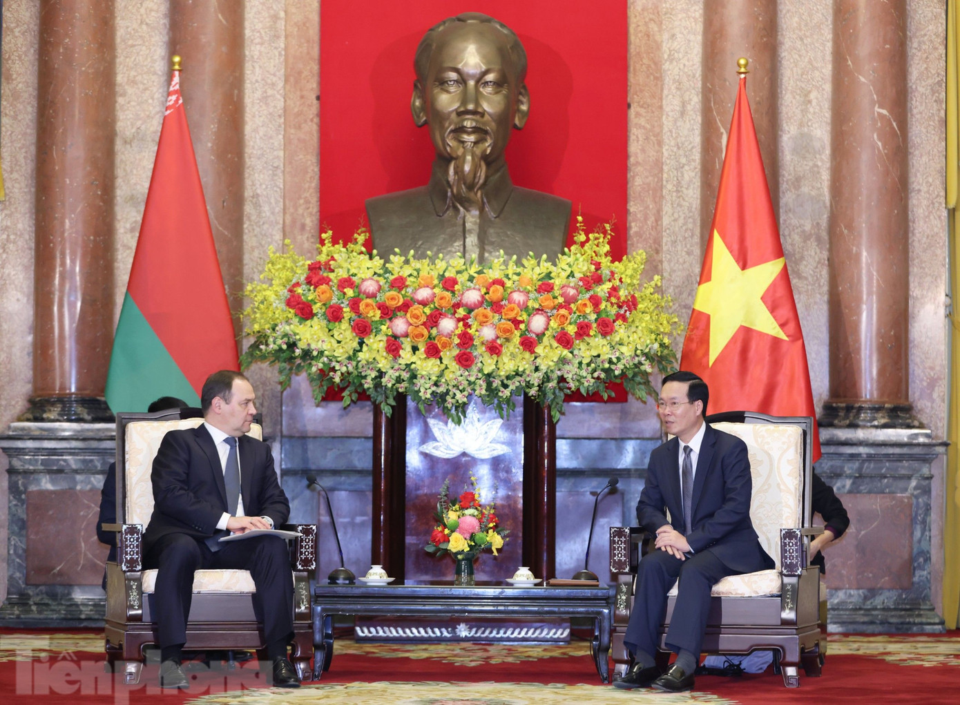 Chủ tịch nước Võ Văn Thưởng và Thủ tướng Belarus trao đổi về tình hình hợp tác giữa Việt Nam và Belarus. (Ảnh: Như Ý)