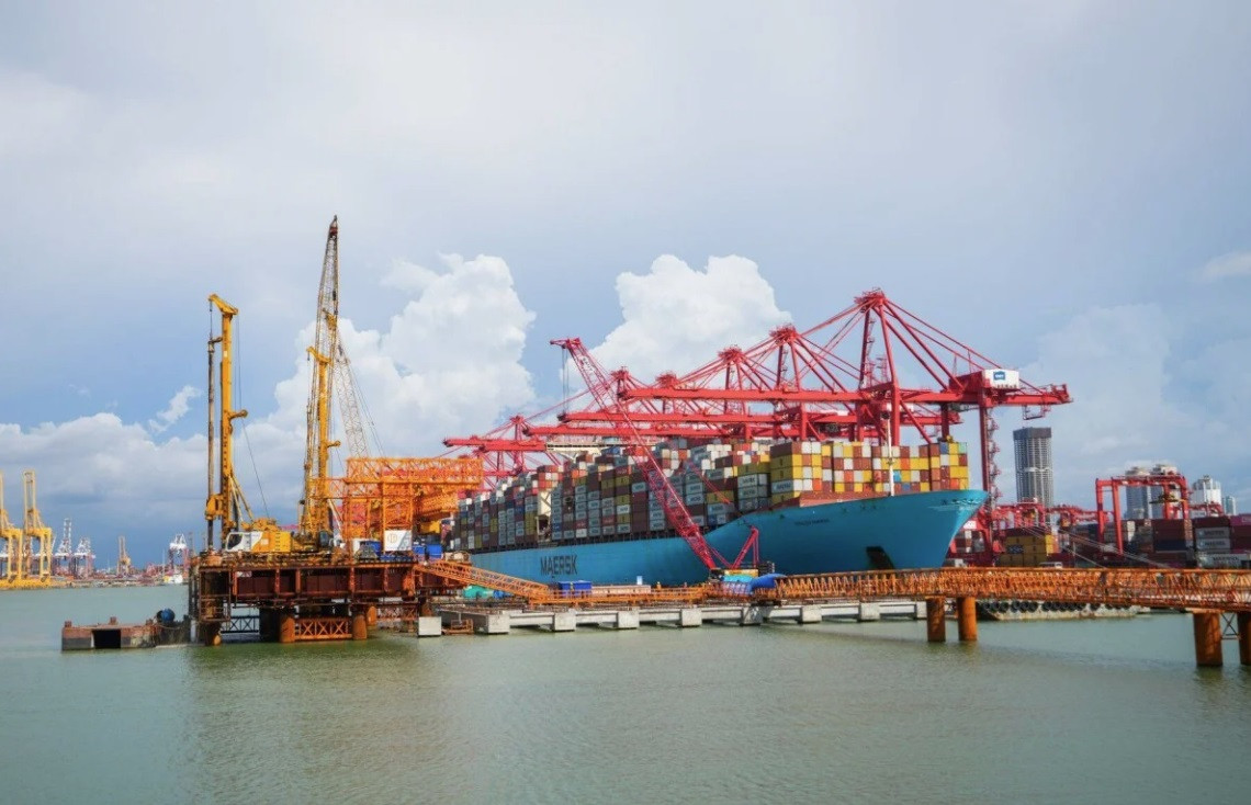 Khu vực sẽ trở thành cảng biển quốc tế Tây Colombo được Ấn Độ và Mỹ phối hợp xây dựng. (Ảnh: Bloomberg) Khu vực sẽ trở thành cảng biển quốc tế Tây Colombo được Ấn Độ và Mỹ phối hợp xây dựng. (Ảnh: Bloomberg)