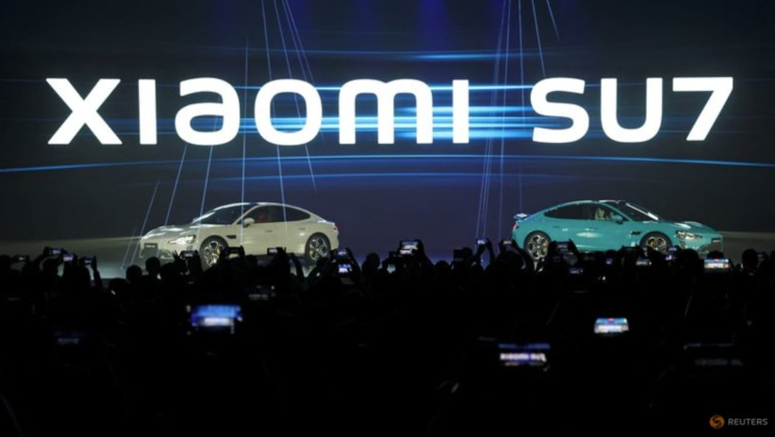 Hai mẫu xe điện thuộc dòng SU7 của Xiaomi được ra mắt ngày 28/12. (Ảnh: Reuters)