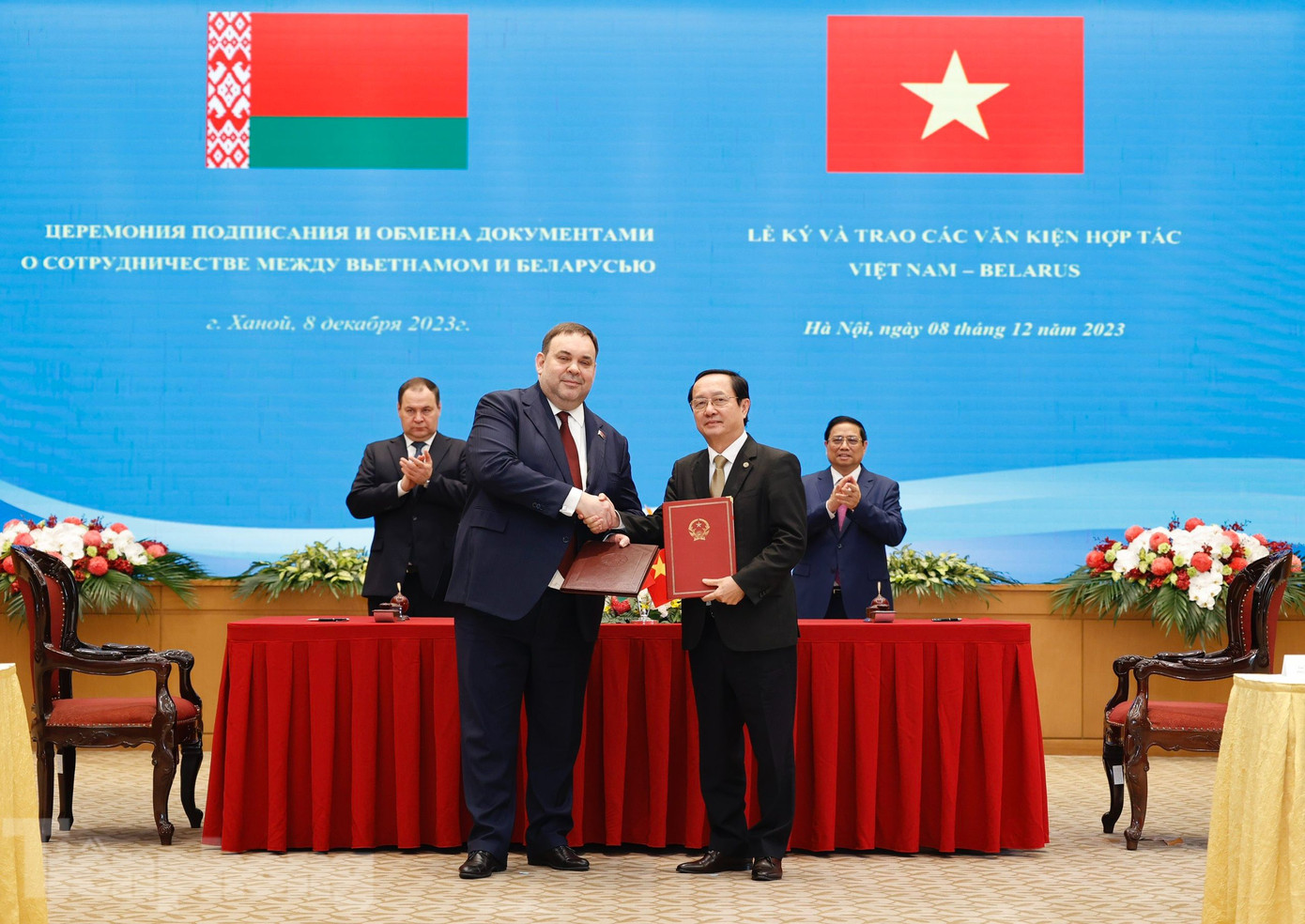 Hai Thủ tướng chứng kiến lễ ký thỏa thuận hợp tác. (Ảnh: Như Ý)