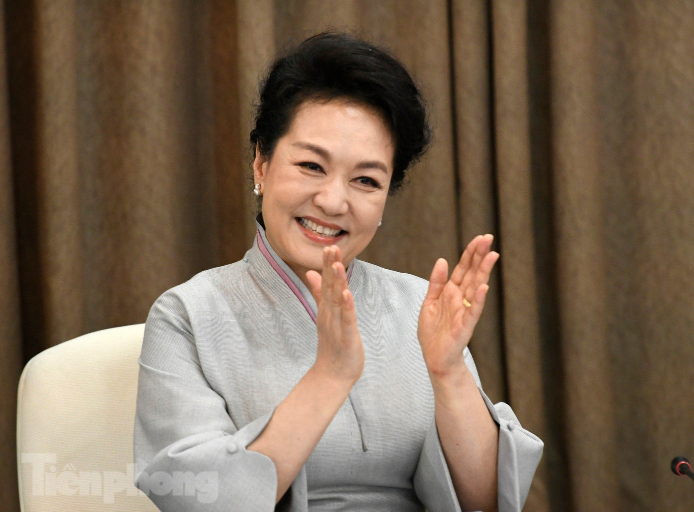 Phu nhân Bành Lệ Viên thích thú xem các tiết mục của sinh viên. (Ảnh: Như Ý) Phu nhân Bành Lệ Viên thích thú xem các tiết mục của sinh viên. (Ảnh: Như Ý)