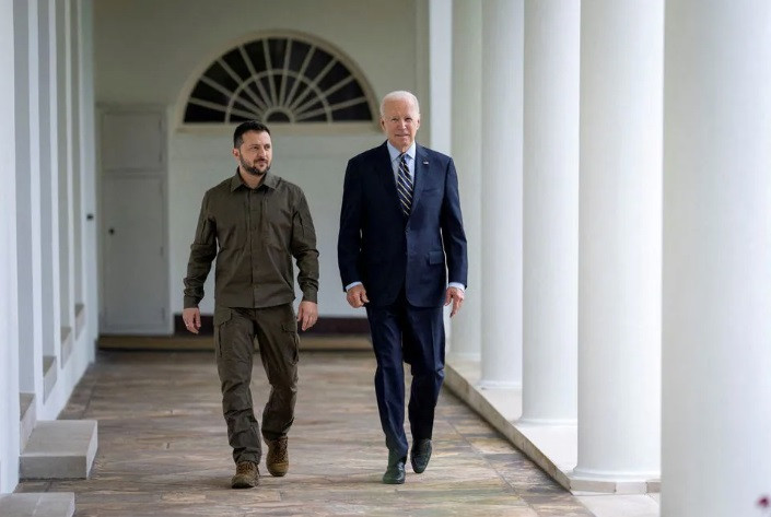 Tổng thống Mỹ Joe Biden (phải) cùng người đồng cấp Ukraine Volodymir Zelensky bước trên hành lang ở Nhà Trắng trong chuyến thăm của nhà lãnh đạo Ukraine ngày 21/9. (Ảnh: Reuters)