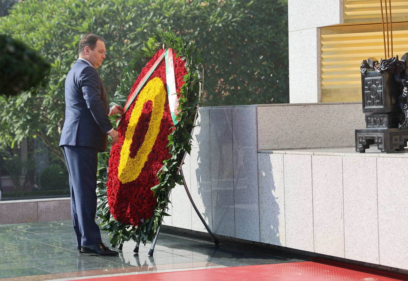 Thủ tướng Roman Golovchenko đặt vòng hoa tại Đài tưởng niệm các Anh hùng liệt sĩ. (Ảnh: Như Ý) Thủ tướng Roman Golovchenko đặt vòng hoa tại Đài tưởng niệm các Anh hùng liệt sĩ. (Ảnh: Như Ý)