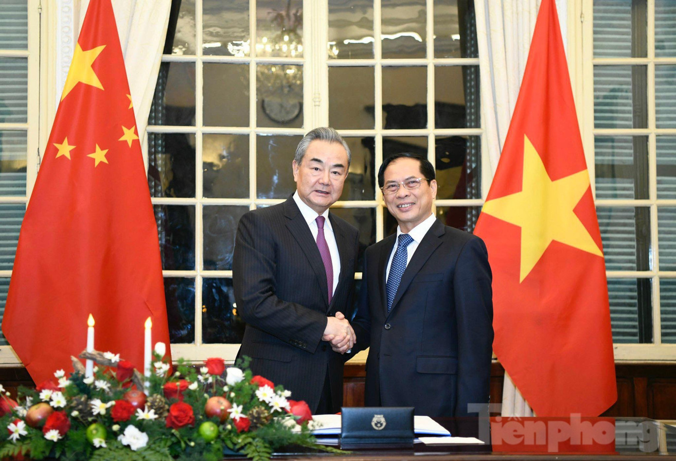 Hai Bộ trưởng chụp ảnh chung trước cuộc hội đàm ngày 1/12. (Ảnh: Như Ý) Hai Bộ trưởng chụp ảnh chung trước cuộc hội đàm ngày 1/12. (Ảnh: Như Ý)