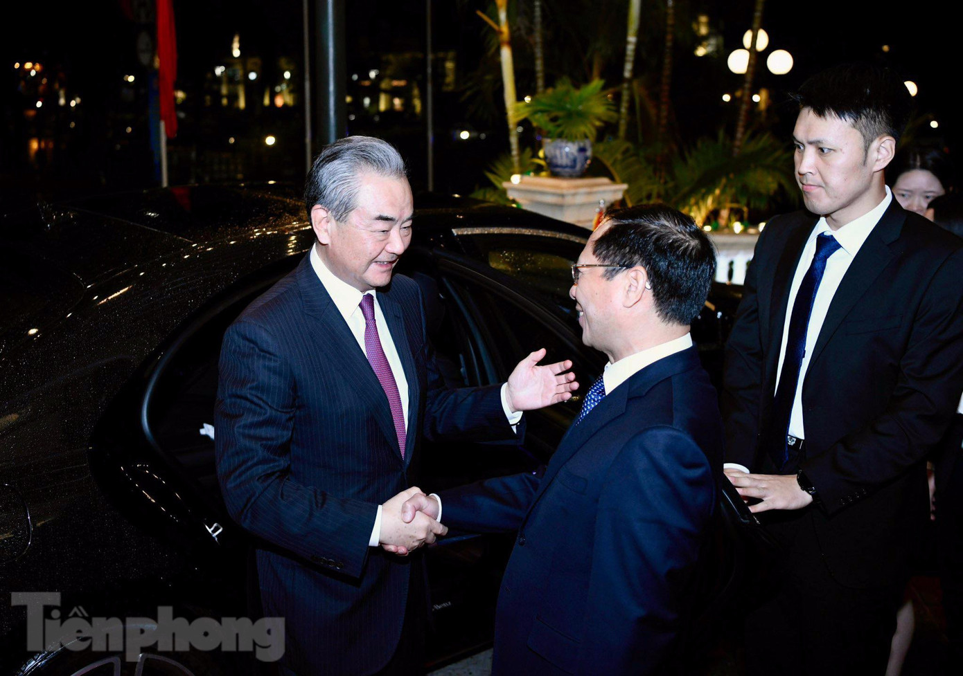 Bộ trưởng Ngoại giao Bùi Thanh Sơn đón Bộ trưởng Ngoại giao Trung Quốc Vương Nghị ngày 1/12. (Ảnh: Như Ý) Bộ trưởng Ngoại giao Bùi Thanh Sơn đón Bộ trưởng Ngoại giao Trung Quốc Vương Nghị ngày 1/12. (Ảnh: Như Ý)