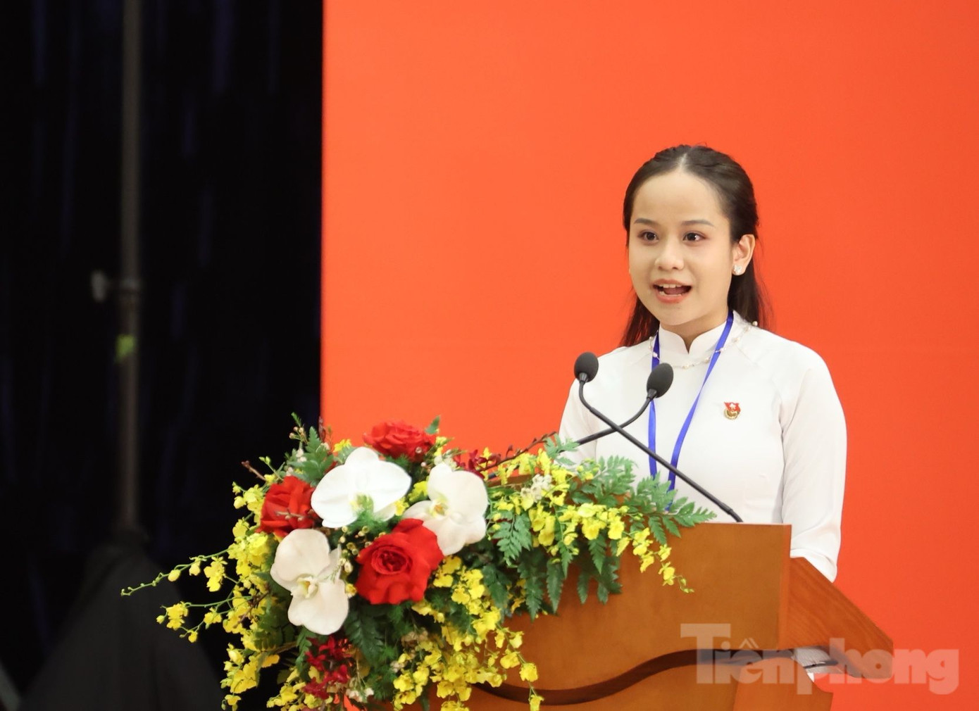 Em Lê Nguyệt Quỳnh, học sinh lớp 12E, Trường THPT Chuyên Ngoại ngữ, đại diện thế hệ trẻ Việt Nam phát biểu trong chương trình. (Ảnh: Trọng Tài)