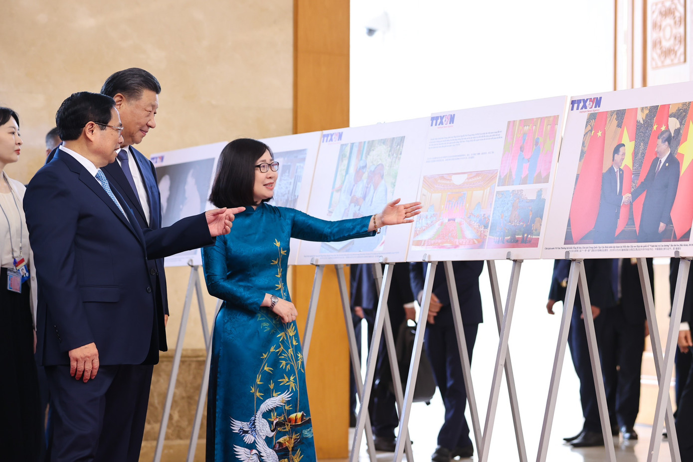 Thủ tướng Phạm Minh Chính và Tổng Bí thư, Chủ tịch nước Trung Quốc Tập Cận Bình xem triển lãm ảnh về những sự kiện quan trọng trong quan hệ Việt Nam - Trung Quốc. (Ảnh: Đoàn Bắc) Thủ tướng Phạm Minh Chính và Tổng Bí thư, Chủ tịch nước Trung Quốc Tập Cận Bình xem triển lãm ảnh về những sự kiện quan trọng trong quan hệ Việt Nam - Trung Quốc. (Ảnh: Đoàn Bắc)