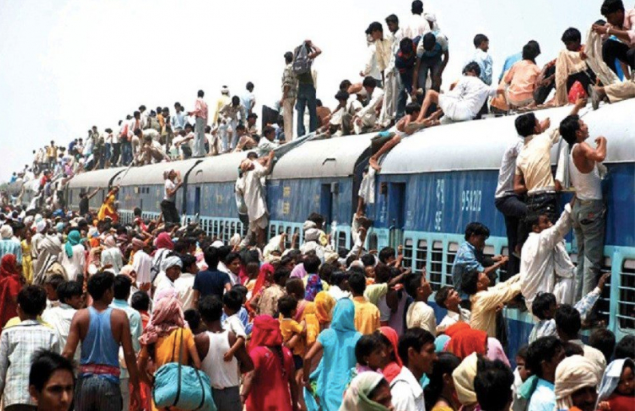 Cảnh đông đúc trên một tuyến tàu ở Ấn Độ. (Anh: NDTV) Cảnh đông đúc trên một tuyến tàu ở Ấn Độ. (Anh: NDTV)