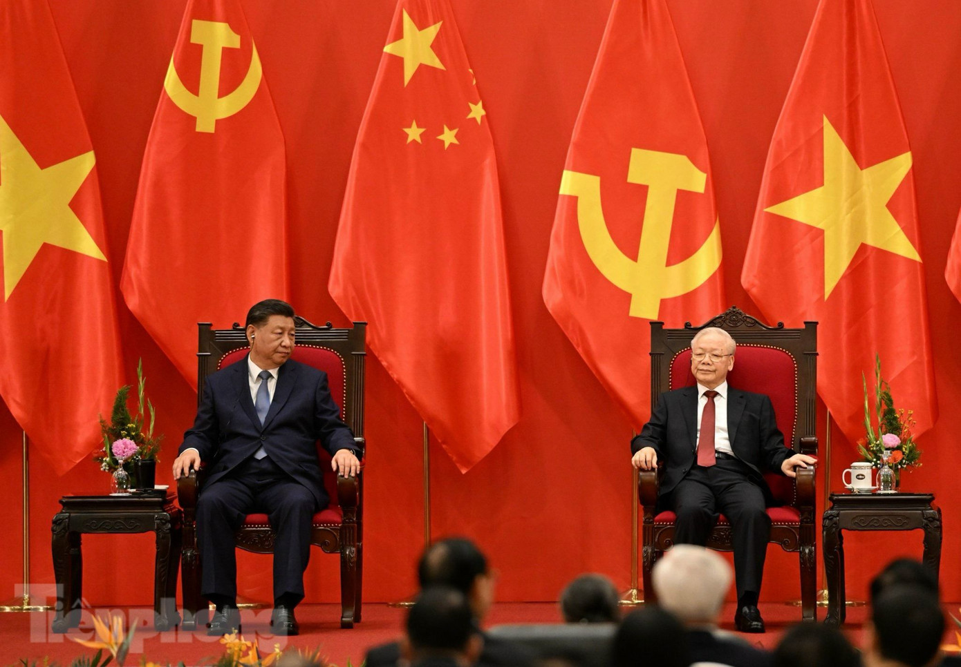 Hai Tổng Bí thư lắng nghe phát biểu của đại diện nhân sỹ, thế hệ trẻ hai nước Việt Nam - Trung Quốc. (Ảnh: Trọng Tài)