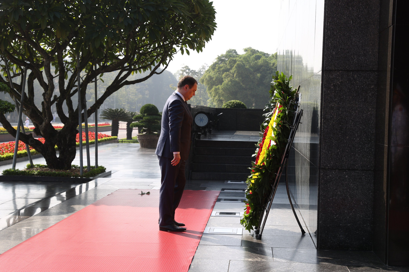 Thủ tướng Belarus trước Lăng Chủ tịch Hồ Chí Minh. (Ảnh: Như Ý) Thủ tướng Belarus trước Lăng Chủ tịch Hồ Chí Minh. (Ảnh: Như Ý)