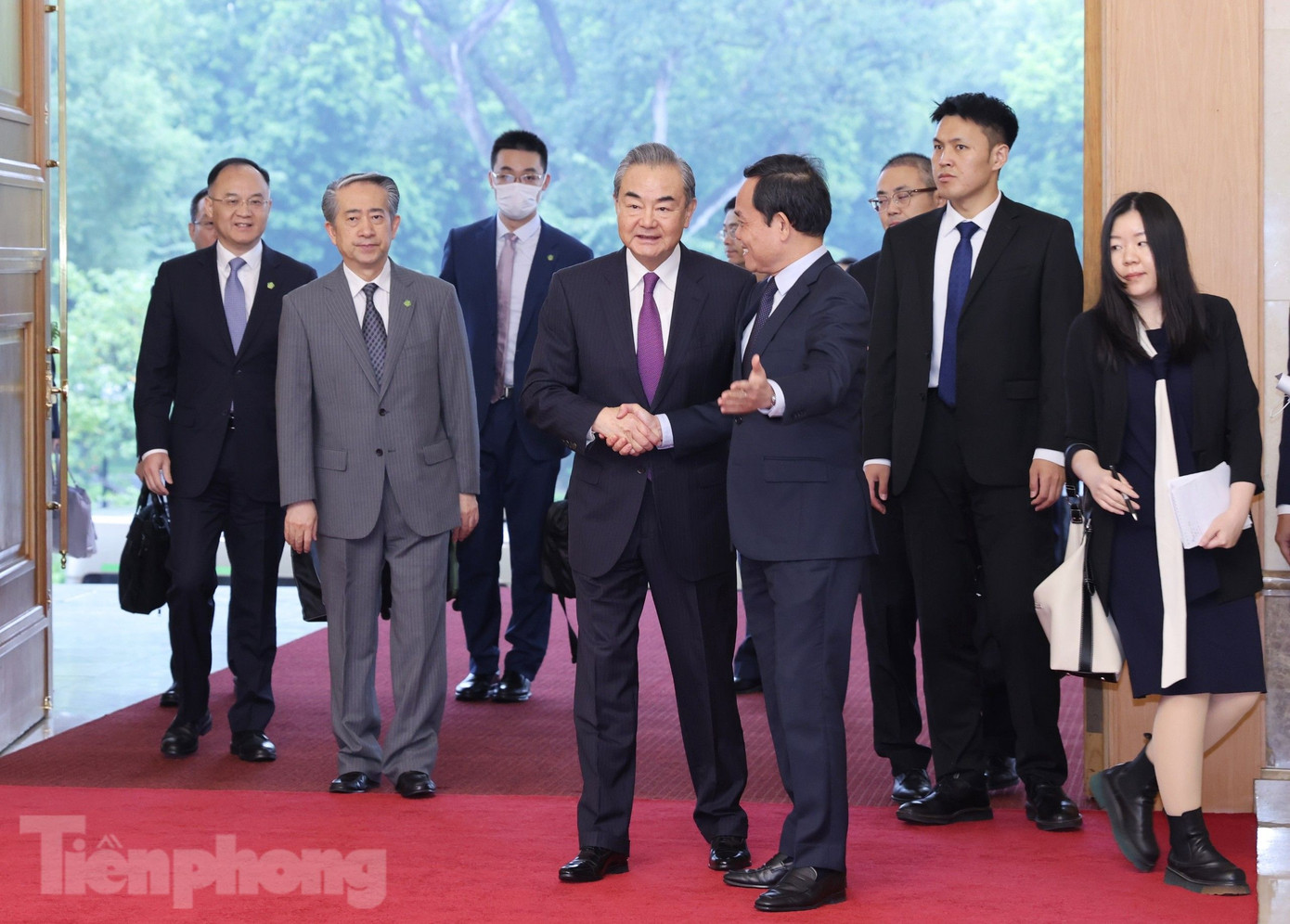 Phó Thủ tướng Trần Lưu Quang đón Chủ nhiệm Văn phòng Ủy ban công tác đối ngoại Trung ương Đảng Cộng sản Trung Quốc, Bộ trưởng Ngoại giao Trung Quốc Vương Nghị đến Trụ sở Chính phủ. (Ảnh: Như Ý)