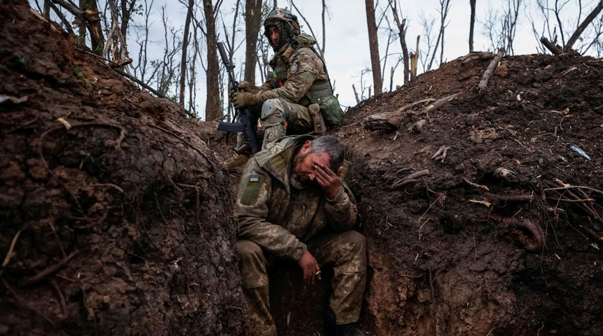 Lính Ukraine tại một công sự gần thành phố Bakhmut hồi tháng 5. (Ảnh: Getty) Lính Ukraine tại một công sự gần thành phố Bakhmut hồi tháng 5. (Ảnh: Getty)