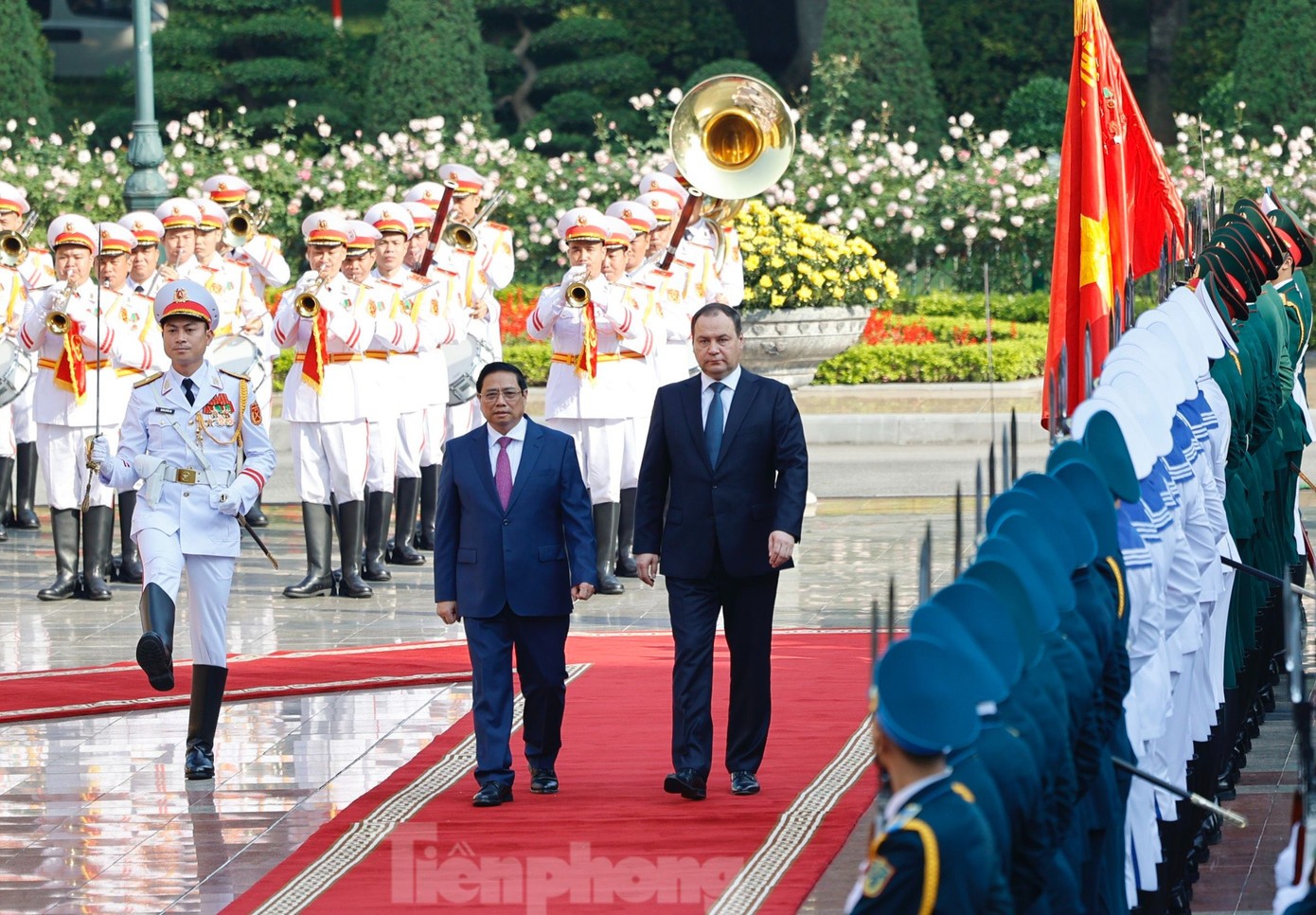 Thủ tướng Phạm Minh Chính và Thủ tướng Belarus Roman Golovchenko duyệt đội danh dự. (Ảnh: Như Ý)