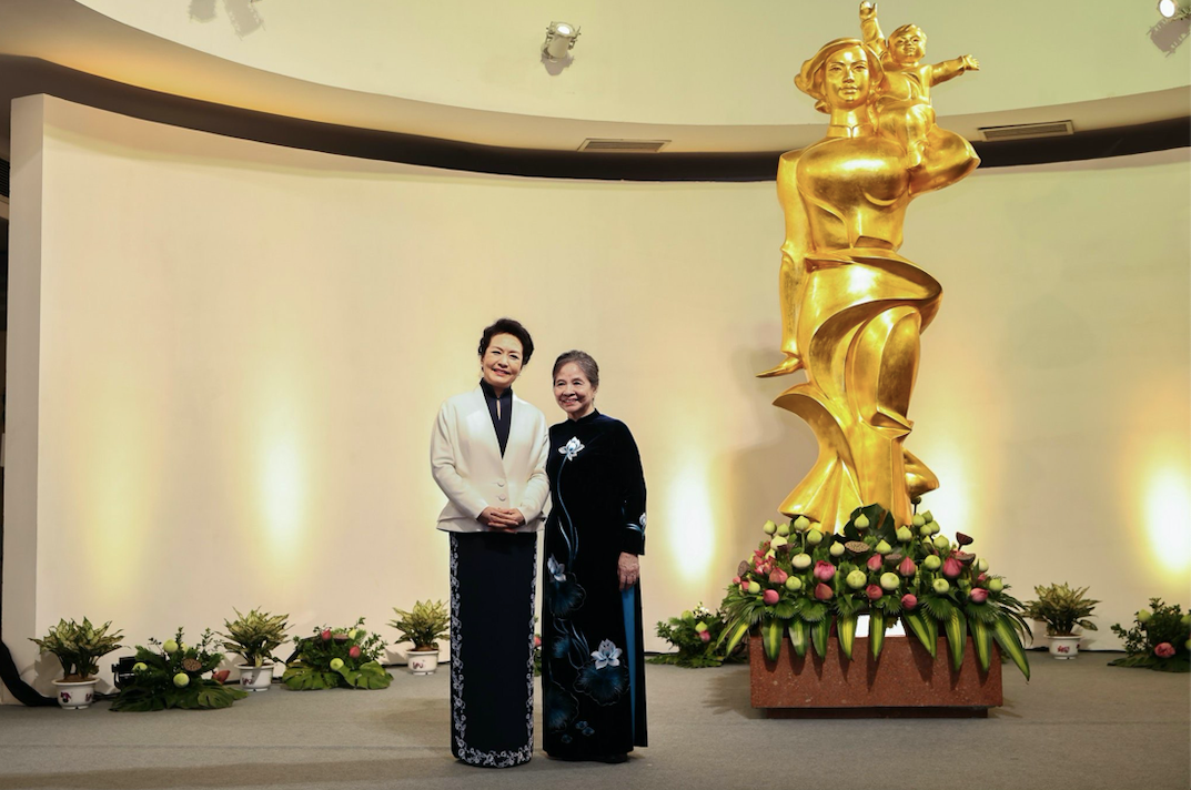 Hai Phu nhân chụp ảnh chung tại Bảo tàng Phụ nữ Việt Nam. (Ảnh: Đoàn Bắc)