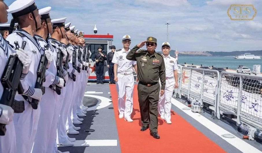 Cựu Bộ trưởng Quốc phòng Campuchia duyệt đội hình thủy thủ Trung Quốc trên tàu hộ tống đến quân cảng Ream. (Ảnh: Bộ QP Campuchia)