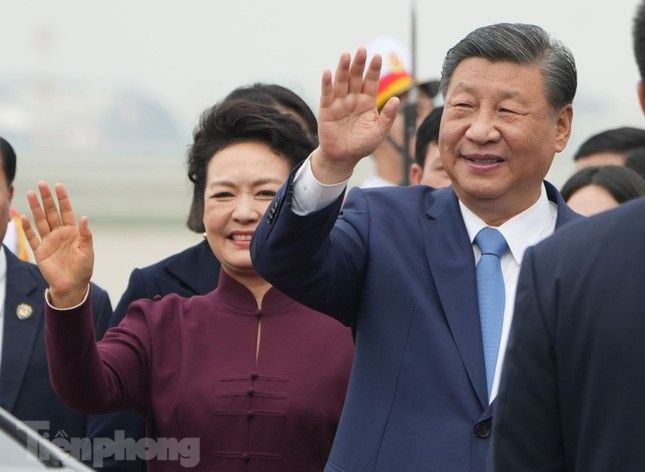 Tổng Bí thư, Chủ tịch Trung Quốc và Phu nhân tươi cười vẫy tay chào. Tổng Bí thư, Chủ tịch Trung Quốc và Phu nhân tươi cười vẫy tay chào.