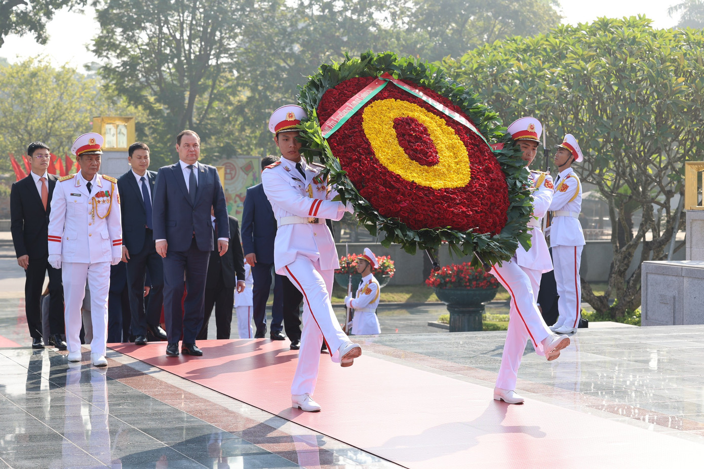 Đoàn của Thủ tướng Belarus Roman Golovchenko đặt vòng hoa tại Đài tưởng niệm các Anh hùng liệt sĩ. (Ảnh: Như Ý) Đoàn của Thủ tướng Belarus Roman Golovchenko đặt vòng hoa tại Đài tưởng niệm các Anh hùng liệt sĩ. (Ảnh: Như Ý)