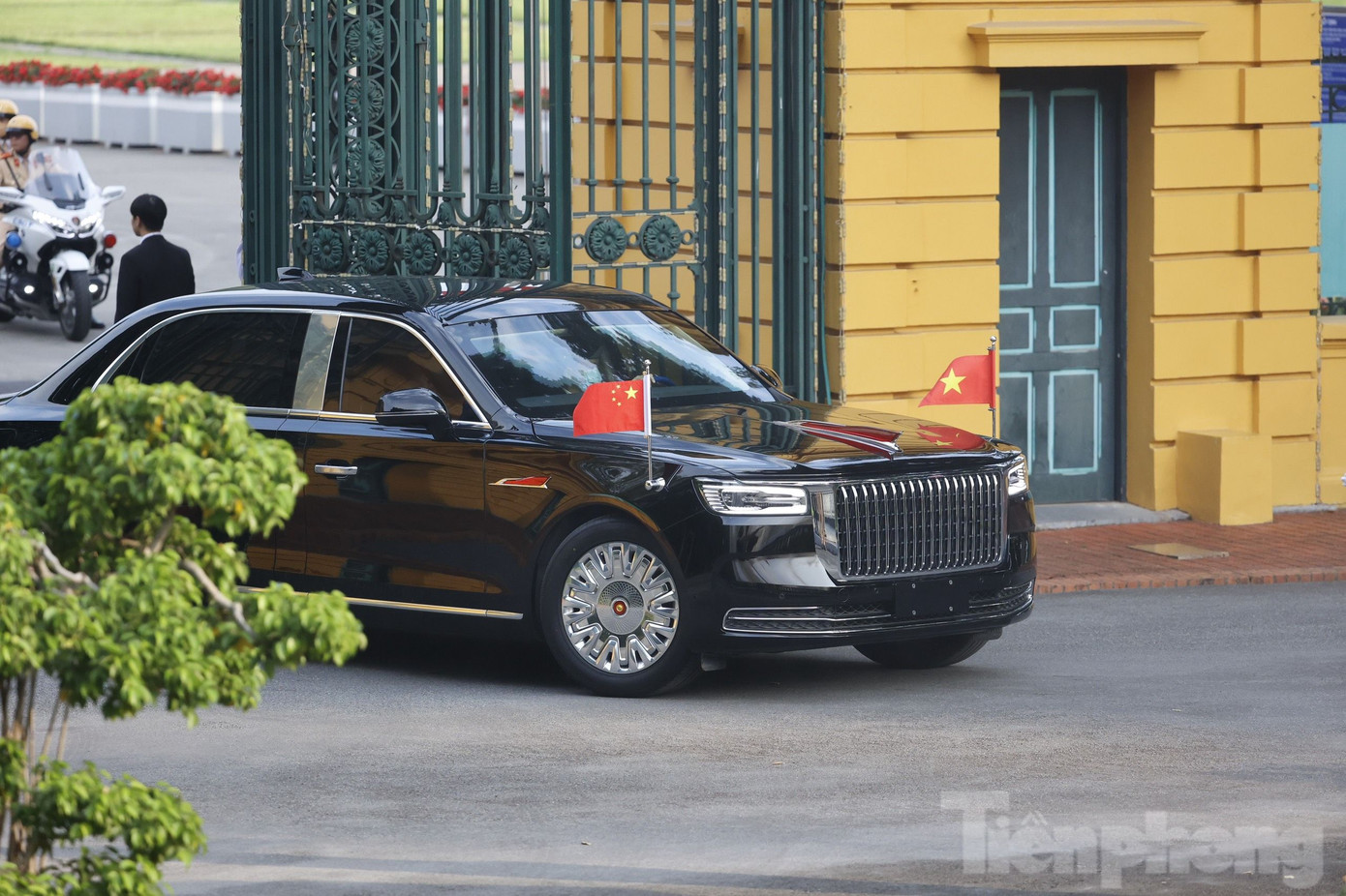 Đoàn xe đưa nhà lãnh đạo Trung Quốc và Phu nhân tiến vào Phủ Chủ tịch. (Ảnh: Như Ý)