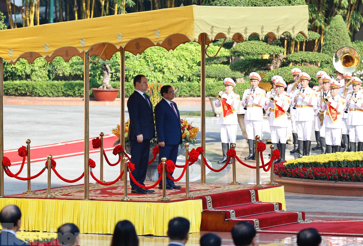 Thủ tướng Phạm Minh Chính và Thủ tướng Cộng hòa Belarus Roman Golovchenko nghe quân nhạc cử Quốc thiều hai nước. (Ảnh: Như Ý)