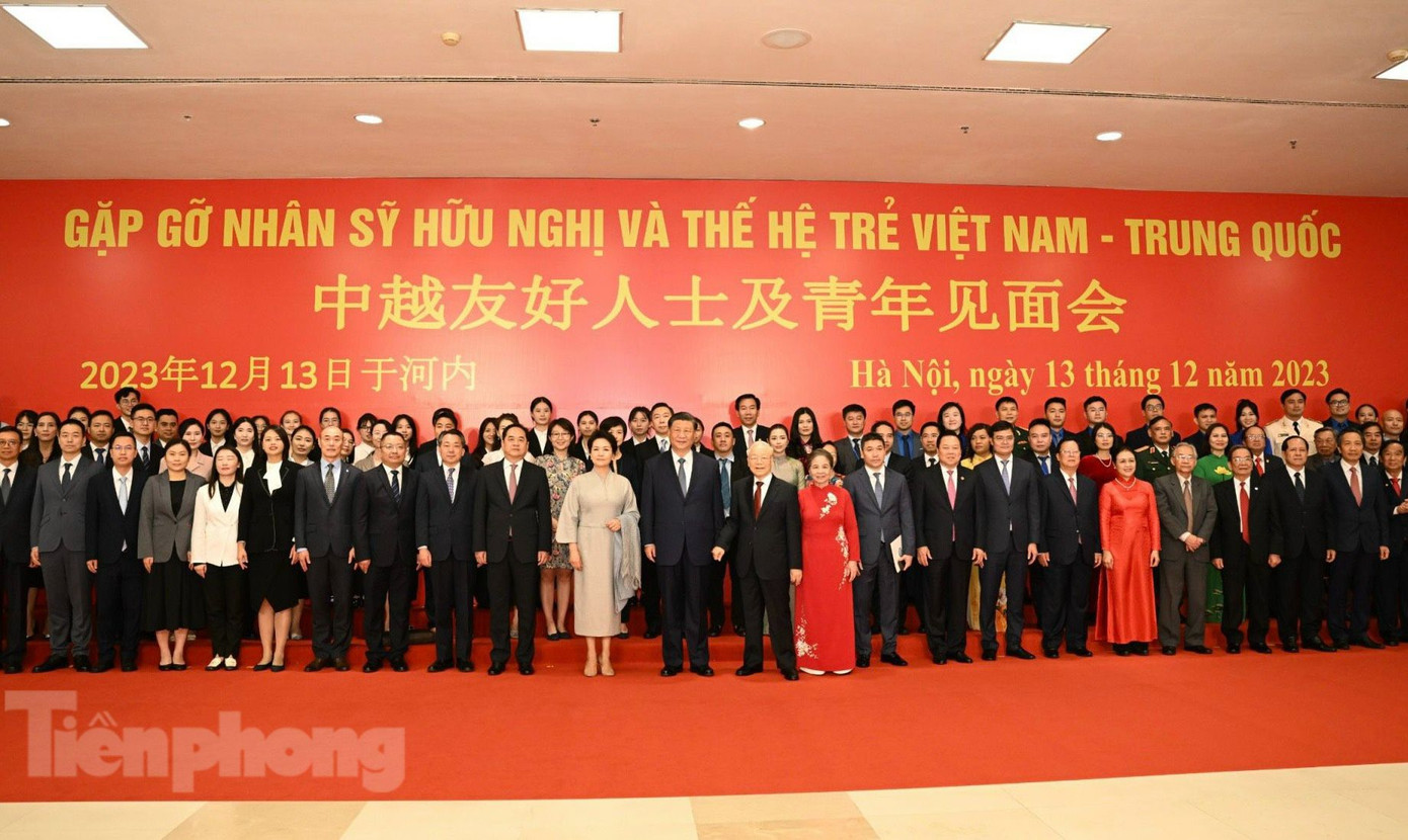 Tổng Bí thư Nguyễn Phú Trọng và Phu nhân cùng Tổng Bí thư, Chủ tịch nước Trung Quốc Tập Cận Bình và Phu nhân chụp ảnh chung với các nhân sỹ, đại diện thế hệ trẻ hai nước Việt Nam - Trung Quốc. (Ảnh: Trọng Tài)