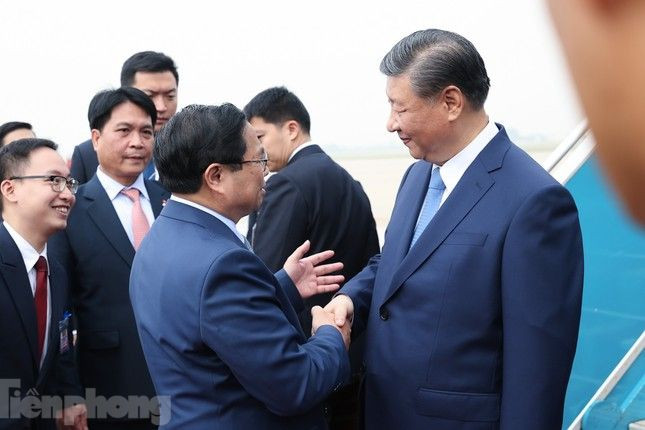Thủ tướng Phạm Minh Chính đón Tổng Bí thư, Chủ tịch Trung Quốc Tập Cận Bình tại sân bay. Thủ tướng Phạm Minh Chính đón Tổng Bí thư, Chủ tịch Trung Quốc Tập Cận Bình tại sân bay.
