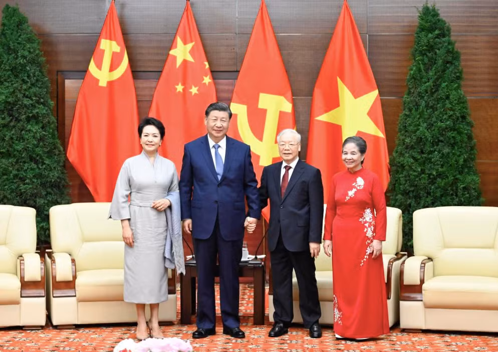 Tổng Bí thư Nguyễn Phú Trọng và Phu nhân chia tay Tổng Bí thư, Chủ tịch nước Trung Quốc Tập Cận Bình và Phu nhân, ngày 13/12.