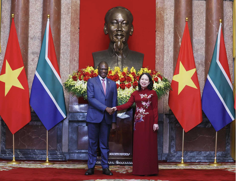 Phó Chủ tịch nước Võ Thị Ánh Xuân và Phó Tổng thống Nam Phi Paul Mashatile trong cuộc hội đàm ngày 14/12. (Ảnh: Baoquocte) Phó Chủ tịch nước Võ Thị Ánh Xuân và Phó Tổng thống Nam Phi Paul Mashatile trong cuộc hội đàm ngày 14/12. (Ảnh: Baoquocte)