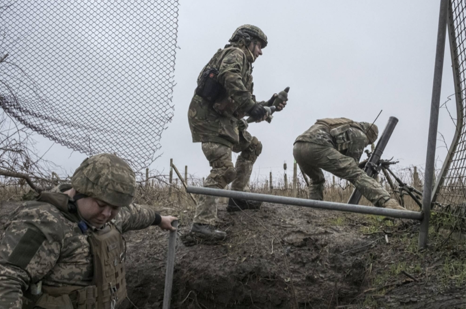 Lính Ukraine bắn súng cối vào các vị trí của Nga bên kia sông Dnipro, vùng Kherson, ngày 11/12. (Ảnh: NYT) Lính Ukraine bắn súng cối vào các vị trí của Nga bên kia sông Dnipro, vùng Kherson, ngày 11/12. (Ảnh: NYT)