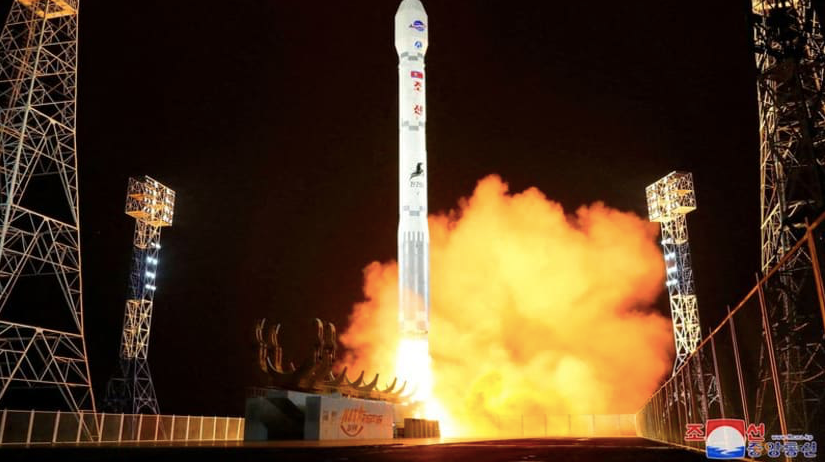 Tên lửa đưa vệ tinh do thám Malligyong-1 của Triều Tiên lên quỹ đạo ngày 21/11. (Ảnh: KNCA)