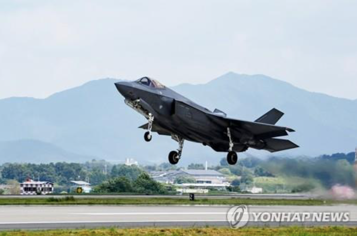 Một chiếc tiêm kích F-35 cất cánh từ căn cứ không quân Cheongju, Hàn Quốc, 21/8. (Ảnh: Yonhap)