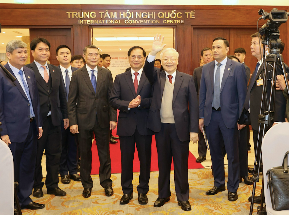 Tổng Bí thư Nguyễn Phú Trọng đến dự và phát biểu chỉ đạo Hội nghị Ngoại giao lần thứ 32. Tổng Bí thư Nguyễn Phú Trọng đến dự và phát biểu chỉ đạo Hội nghị Ngoại giao lần thứ 32.