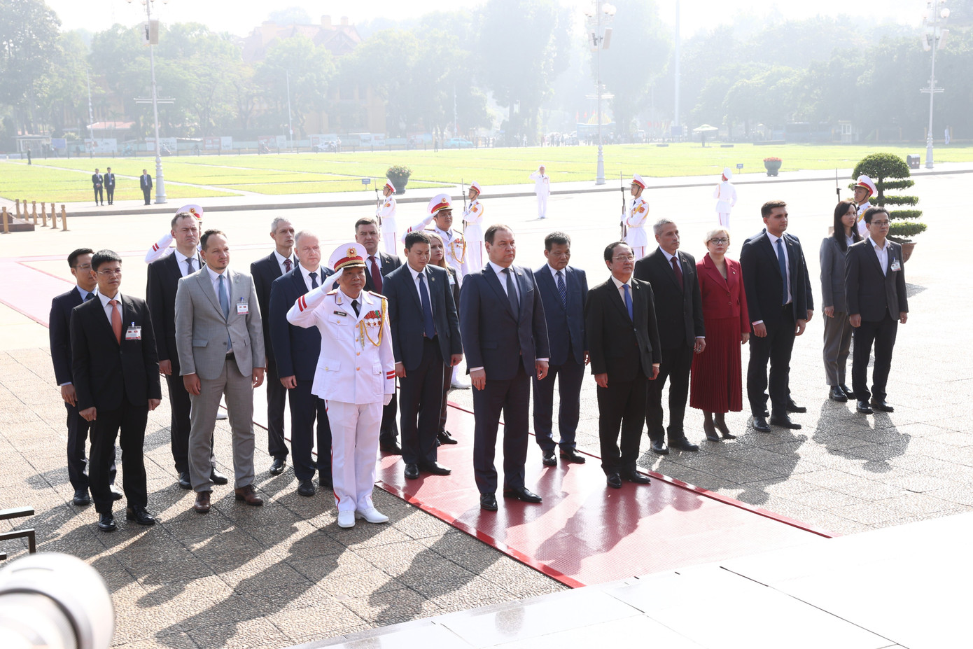 Đoàn của Thủ tướng Belarus viếng Lăng Chủ tịch Hồ Chí Minh. (Ảnh: Như Ý) Đoàn của Thủ tướng Belarus viếng Lăng Chủ tịch Hồ Chí Minh. (Ảnh: Như Ý)