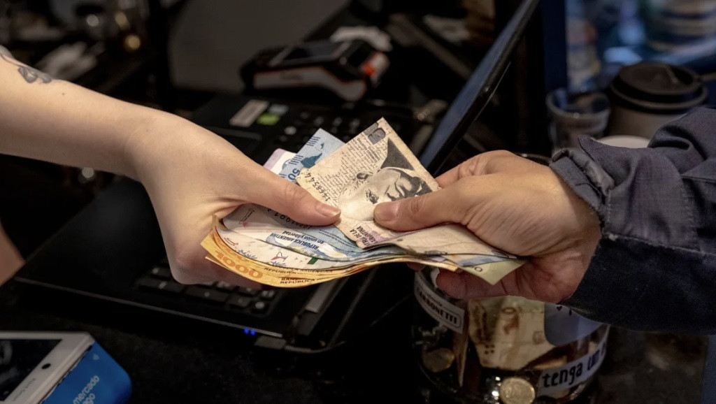 Đồng peso của Argentina bị đánh tụt hơn 50% giá trị. (Ảnh: Getty)